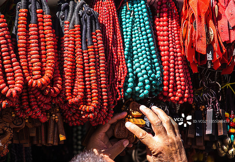 西藏-拉萨-八廓街的工艺品-佛珠图片素材