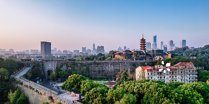 中国江苏省南京市明长城和鸡鸣寺清晨风光航拍图片素材