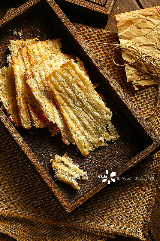 烤鱼片放在木盒里图片素材