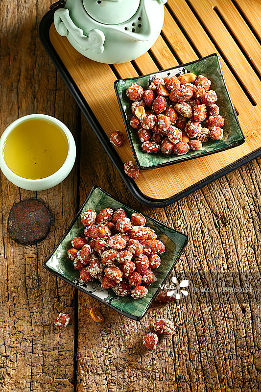 香酥花生粘放在绿色小碟子里图片素材