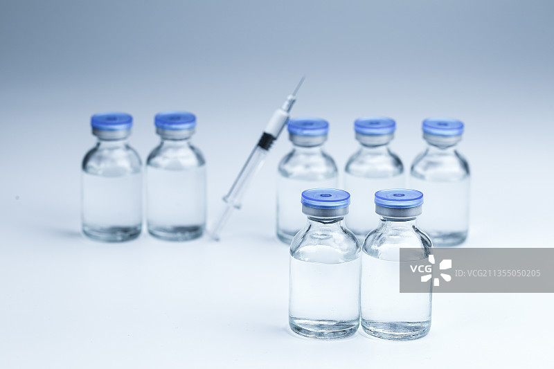 疫苗玻璃注射器和疫苗玻璃瓶放在白色背景上图片素材