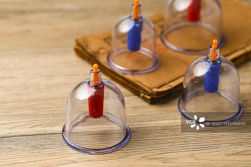 中医拔罐放在线装书上图片素材