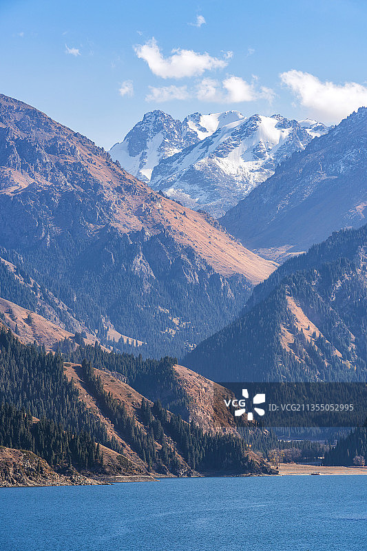 中国新疆昌吉回族自治州阜康市天山天池看博格达峰图片素材
