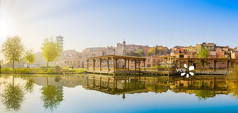 中国新疆喀什老城的河流古建筑城墙图片素材