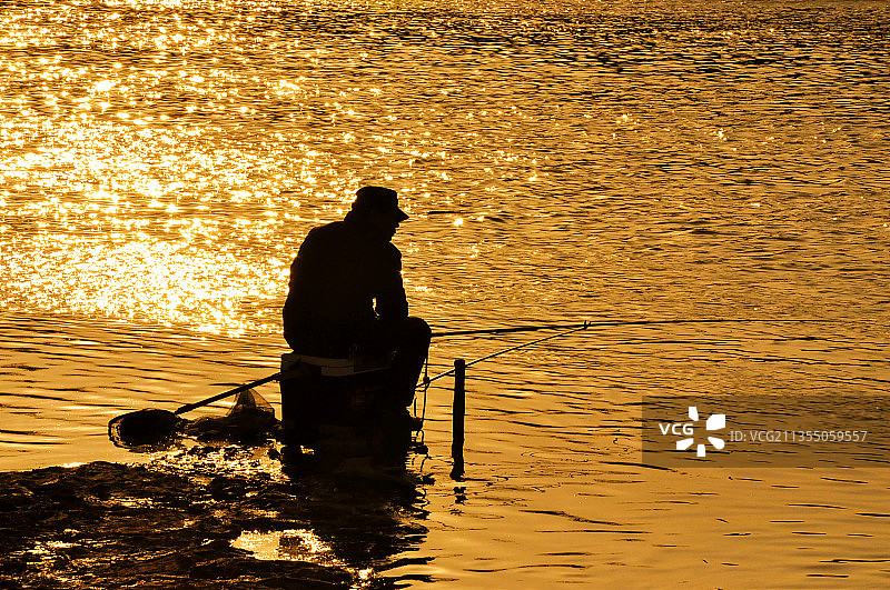 夕阳下垂钓者剪影图片素材