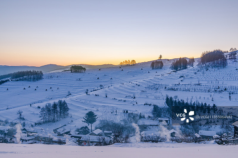 中国吉林延边大兴安岭的雪地树林和村庄图片素材