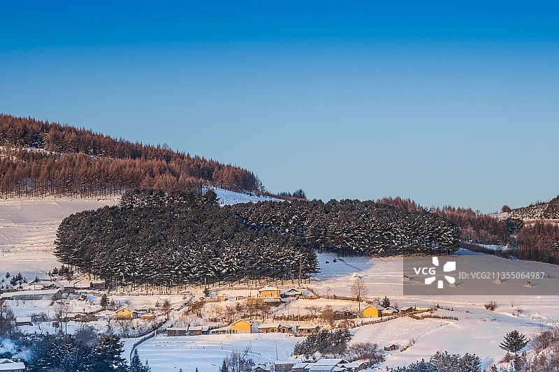 中国吉林延边大兴安岭的雪地树林和村庄图片素材