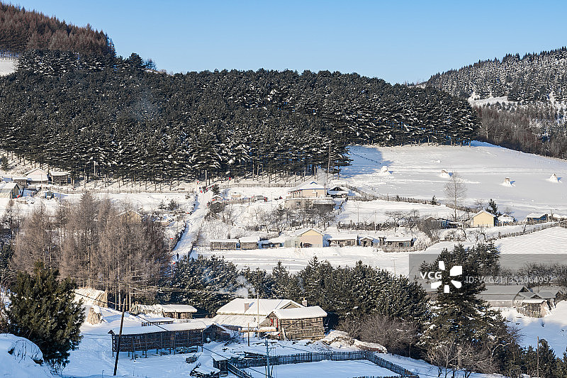 中国吉林延边大兴安岭的雪地树林和村庄图片素材