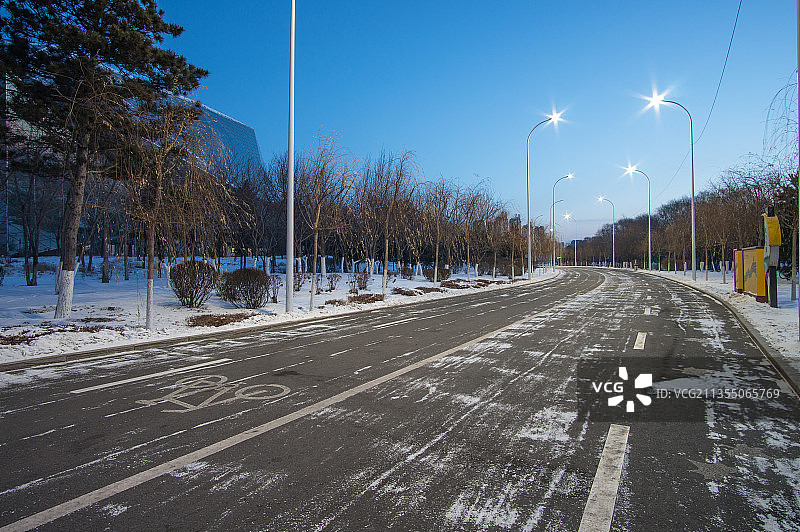 雪后清晨的路灯和道路图片素材