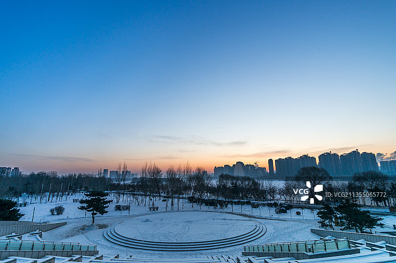 雪后清晨的路灯和道路图片素材