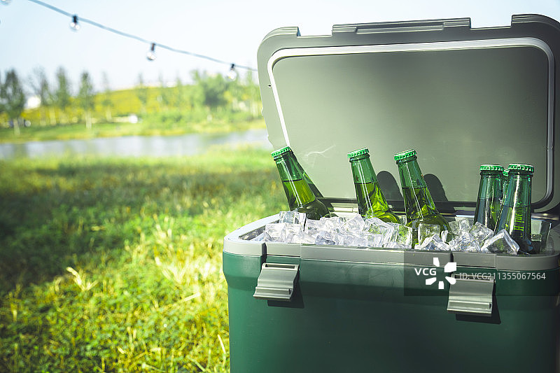 保鲜箱里的啤酒图片素材