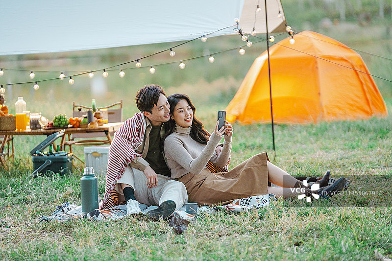 情侣在户外露营地图片素材