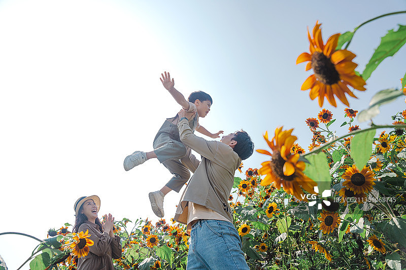 一家三口在户外玩耍图片素材