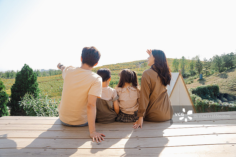 一家四口在公园玩耍图片素材