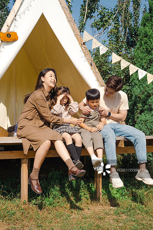 一家四口在露营营地图片素材