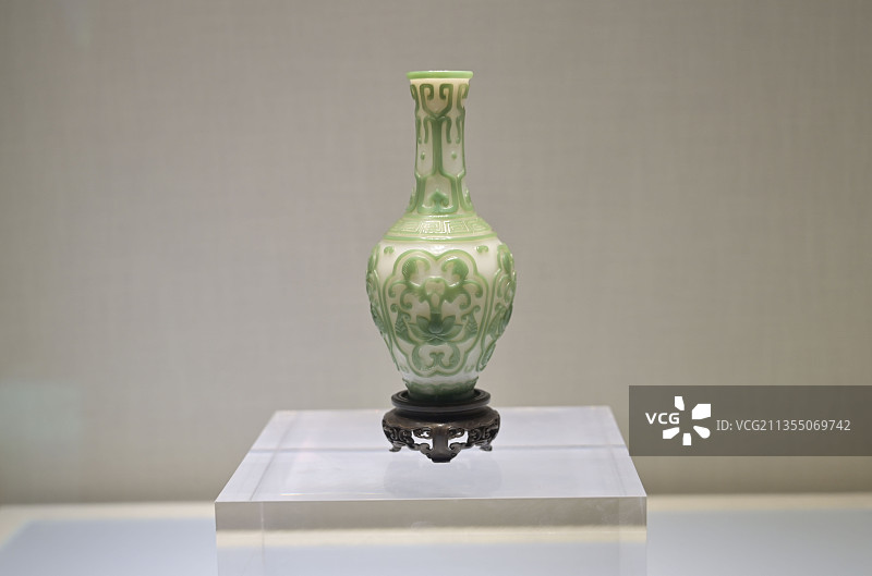 北京故宫珍宝馆白色地套绿色玻璃花卉纹瓶图片素材