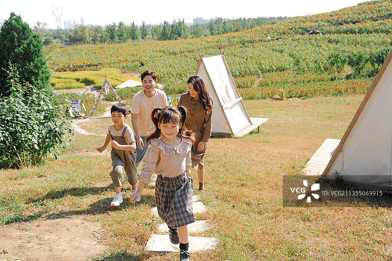 一家四口在露营营地图片素材