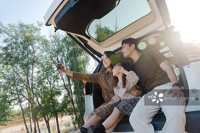 快乐的一家三口自驾游图片素材