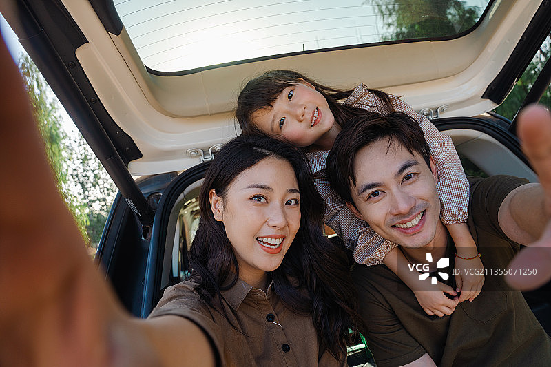 快乐的一家三口自驾游图片素材