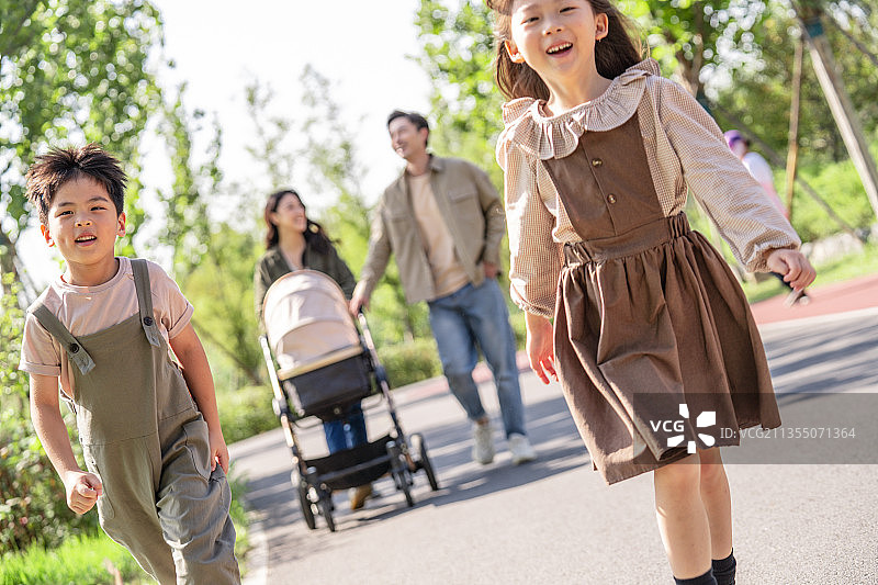 一家五口在公园玩耍图片素材