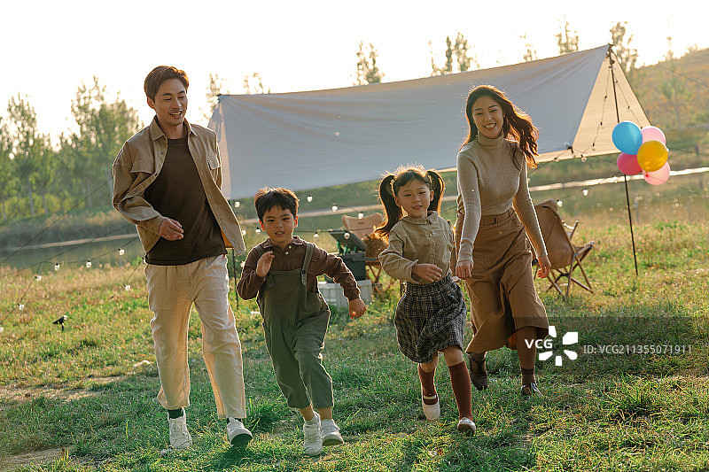 一家四口在露营地玩耍图片素材