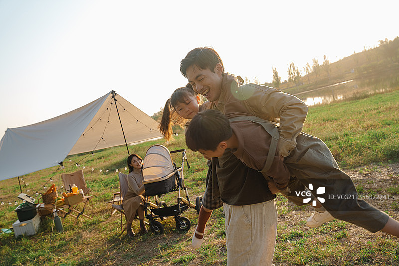 一家五口在露营地玩耍图片素材
