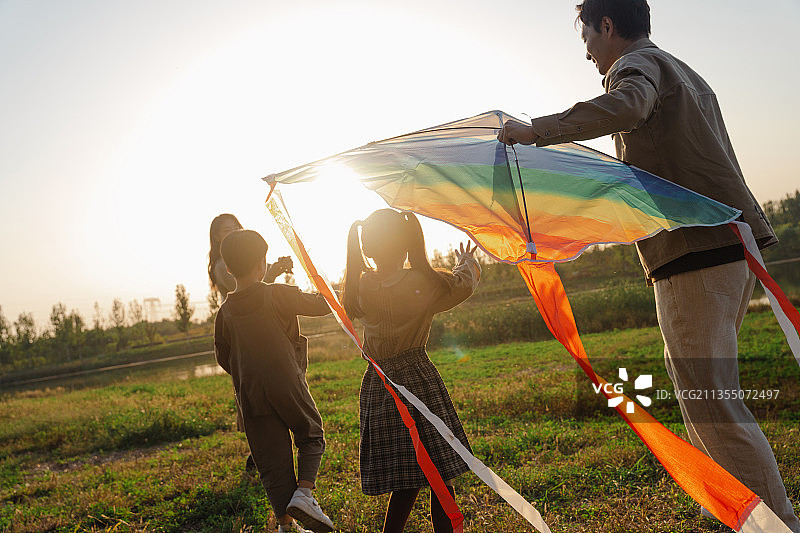 一家四口在露营地玩耍图片素材
