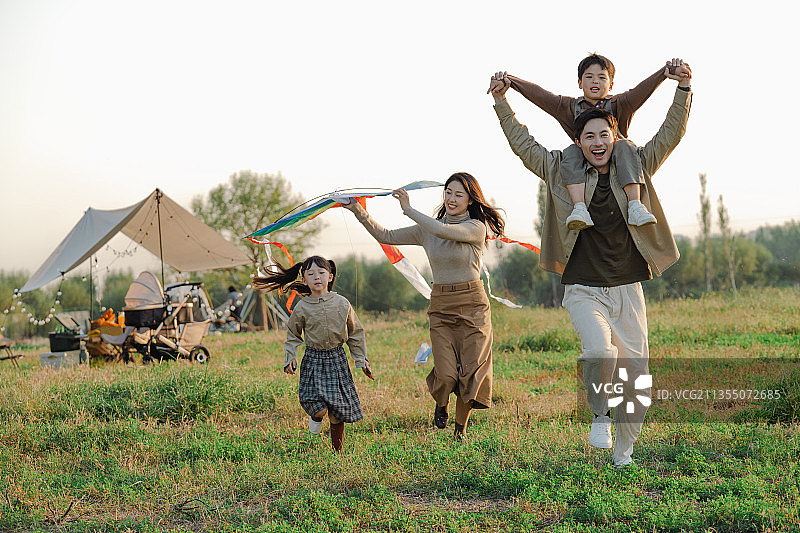 一家四口在露营地玩耍图片素材