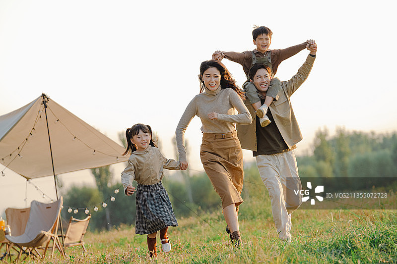 一家四口在露营地玩耍图片素材