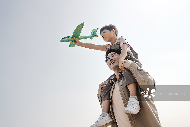 父子在户外玩耍图片素材