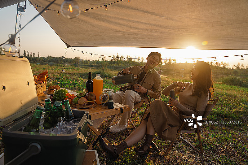 情侣在户外露营地野餐图片素材