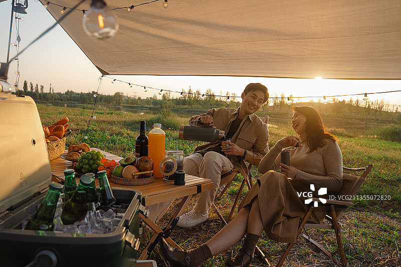 情侣在户外露营地野餐图片素材