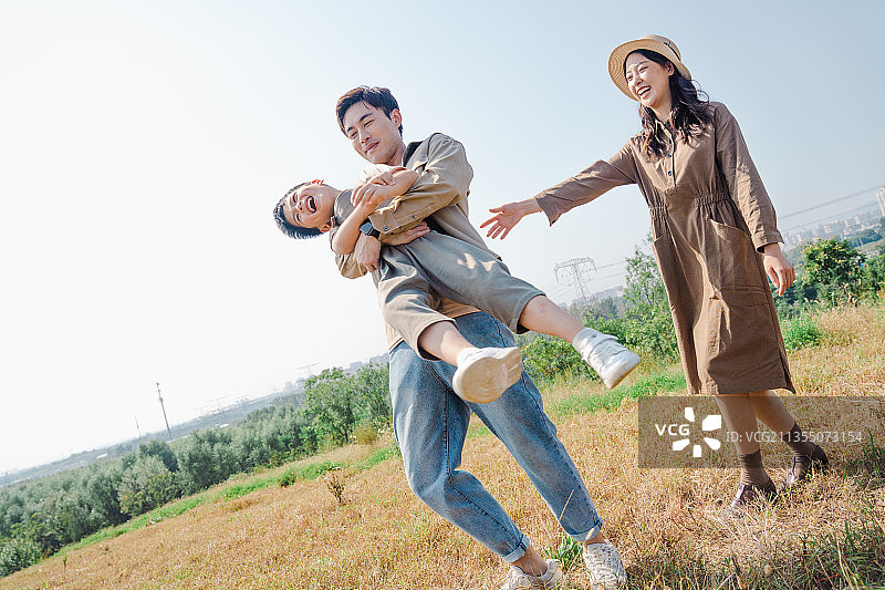 一家四口在户外玩耍图片素材