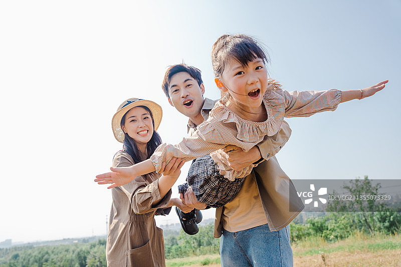 一家四口在露营营地图片素材