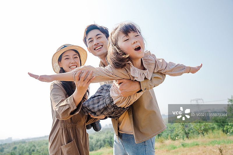 一家四口在露营营地图片素材