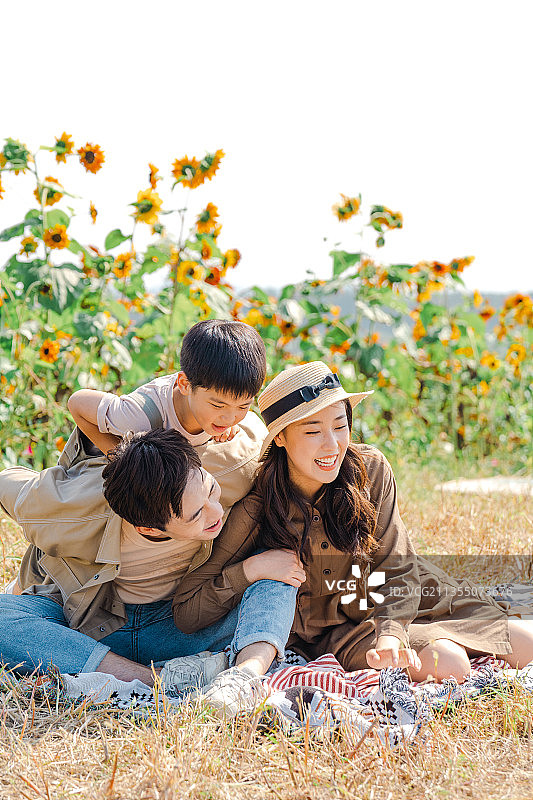 一家三口在户外玩耍图片素材