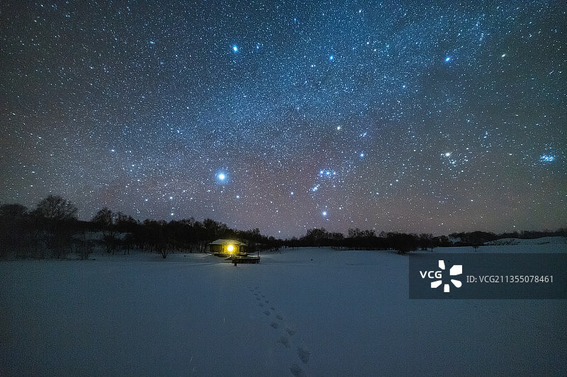 冬季星空猎户座和雪中的小屋图片素材