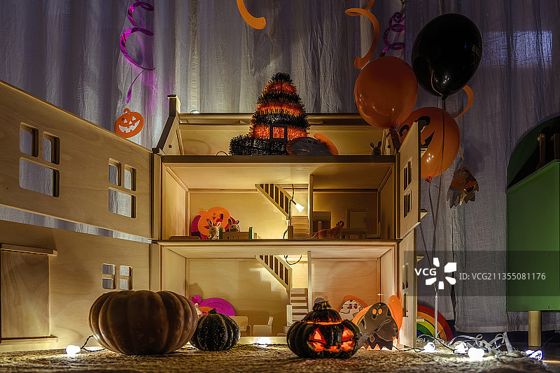 万圣节主题娃娃屋图片素材