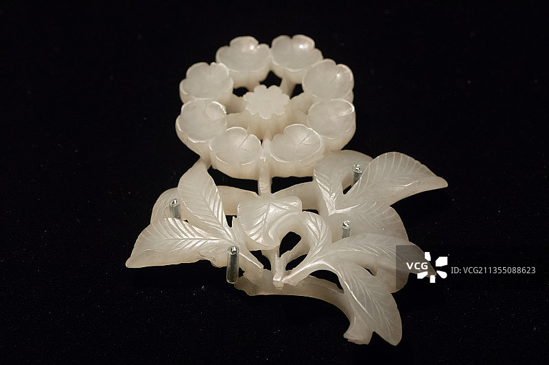 北京首都博物馆白玉折枝花形饰件金北京房山长沟峪金代石椁墓出土图片素材