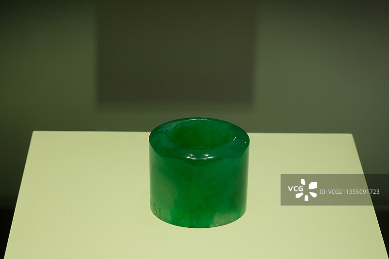 北京首都博物馆翠扳指清北京海淀恩济庄李莲英墓出土图片素材