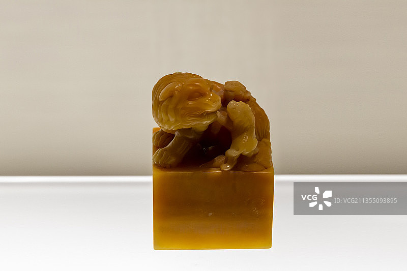 北京故宫珍宝馆：田黄石雕狮钮印章料（清）图片素材