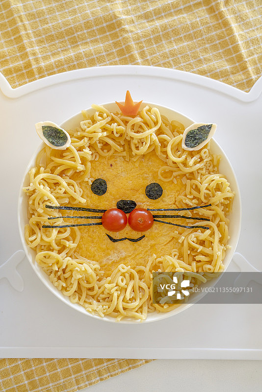 卡通狮子面幼儿餐图片素材