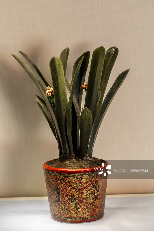 北京故宫珍宝馆：填漆八仙图筒式盆碧玉万年青盆景（清）图片素材