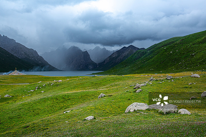 年宝玉则、秘境、藏地、汽车广告、旷野、神秘、山、地形、草原图片素材