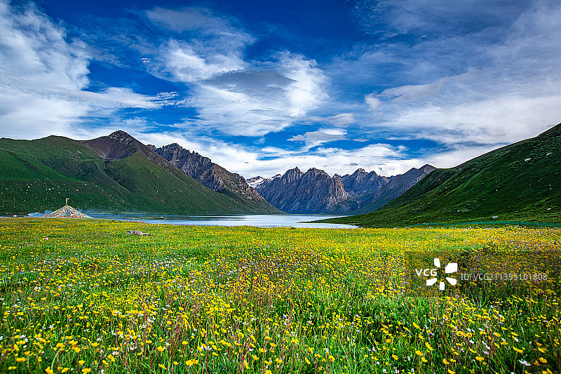 年宝玉则、秘境、藏地、汽车广告、旷野、神秘、山、地形、草原图片素材