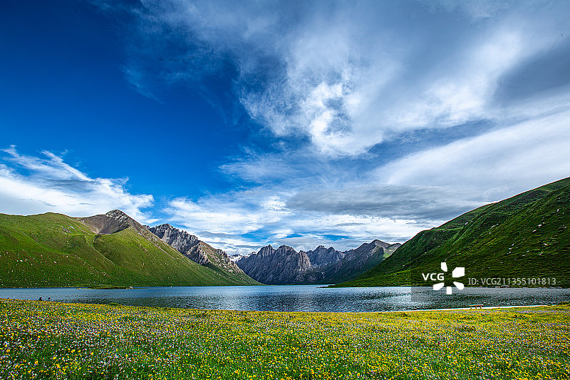 年宝玉则、秘境、藏地、汽车广告、旷野、神秘、山、地形、草原图片素材