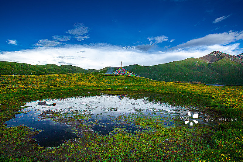 年宝玉则、秘境、藏地、汽车广告、旷野、神秘、山、地形、草原图片素材