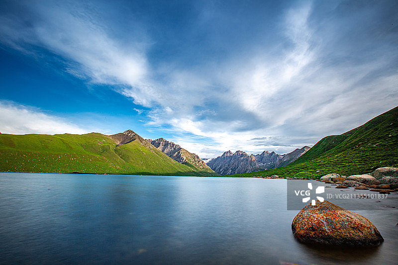年宝玉则、秘境、藏地、汽车广告、旷野、神秘、山、高原湖泊图片素材