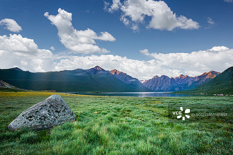 年宝玉则、秘境、藏地、汽车广告、旷野、神秘、山、地形、草原图片素材