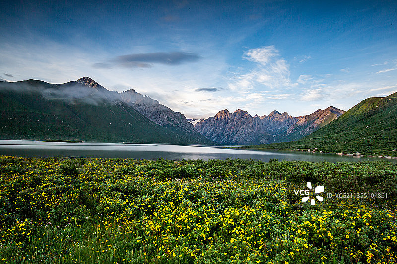 年宝玉则、秘境、藏地、汽车广告、旷野、神秘、山、地形、草原图片素材